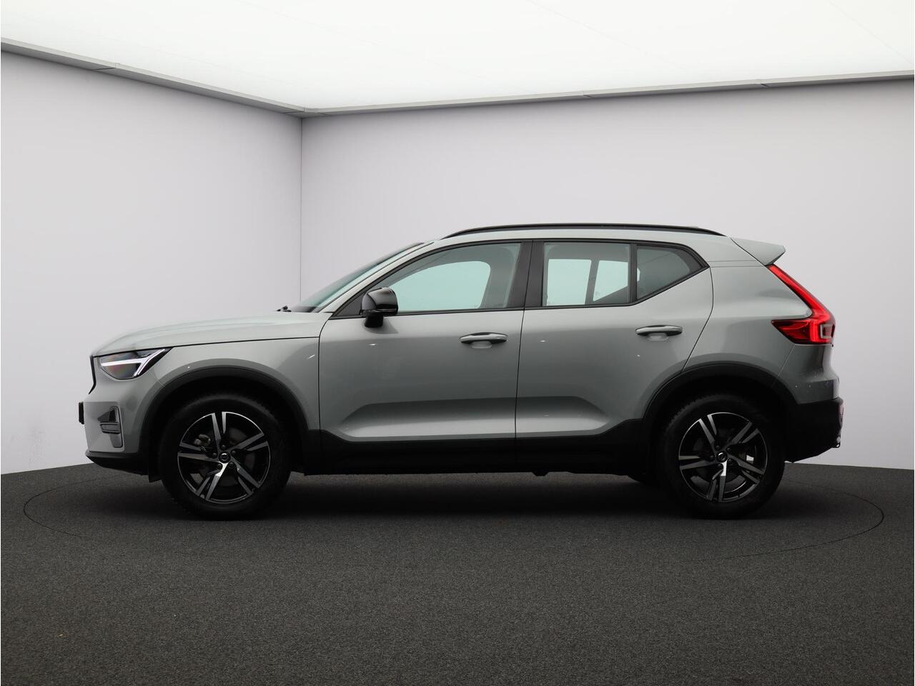 Volvo XC40 2.0 B4 Plus Dark / Trekhaak / Stoel+stuur+voorruitverwarming / Elektr. bed. stoelen / Harman Kardon