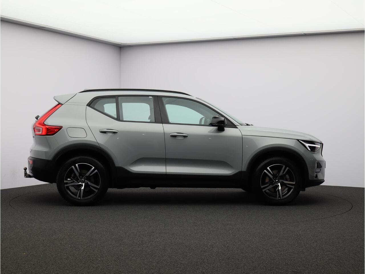 Volvo XC40 2.0 B4 Plus Dark / Trekhaak / Stoel+stuur+voorruitverwarming / Elektr. bed. stoelen / Harman Kardon