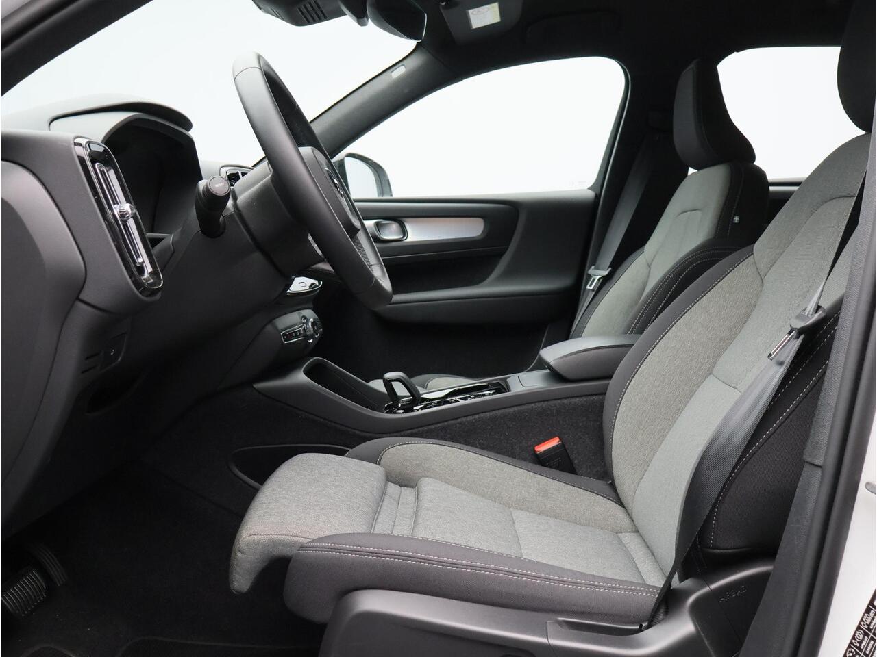 Volvo XC40 2.0 B4 Plus Dark / Trekhaak / Stoel+stuur+voorruitverwarming / Elektr. bed. stoelen / Harman Kardon