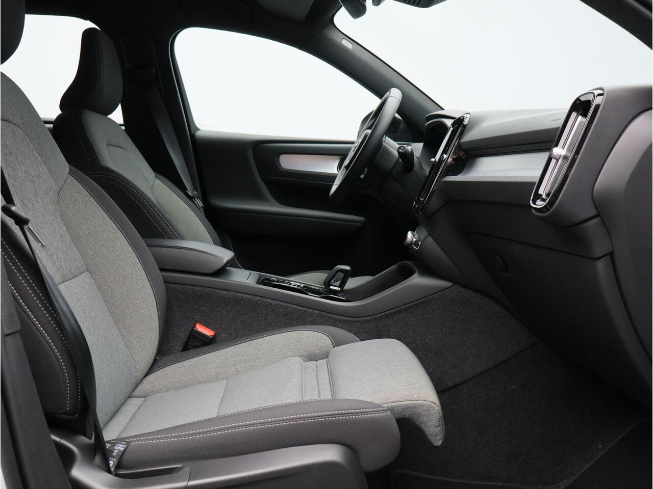 Volvo XC40 2.0 B4 Plus Dark / Trekhaak / Stoel+stuur+voorruitverwarming / Elektr. bed. stoelen / Harman Kardon