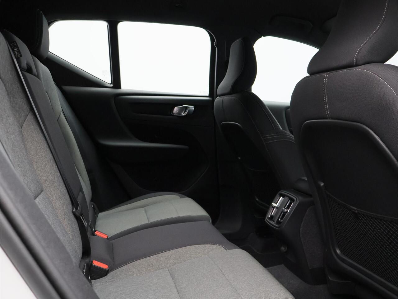 Volvo XC40 2.0 B4 Plus Dark / Trekhaak / Stoel+stuur+voorruitverwarming / Elektr. bed. stoelen / Harman Kardon