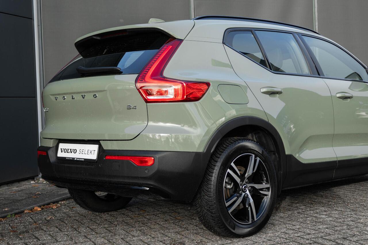 Volvo XC40 B4 Plus Dark | Verwarmbare Voorstoelen en Stuurwiel | Semi-Elektrische Trekhaak | Verwarmbare Voorruit | Premium Audio by Harman Kardon | Adaptieve Cruise Control | Park Assist