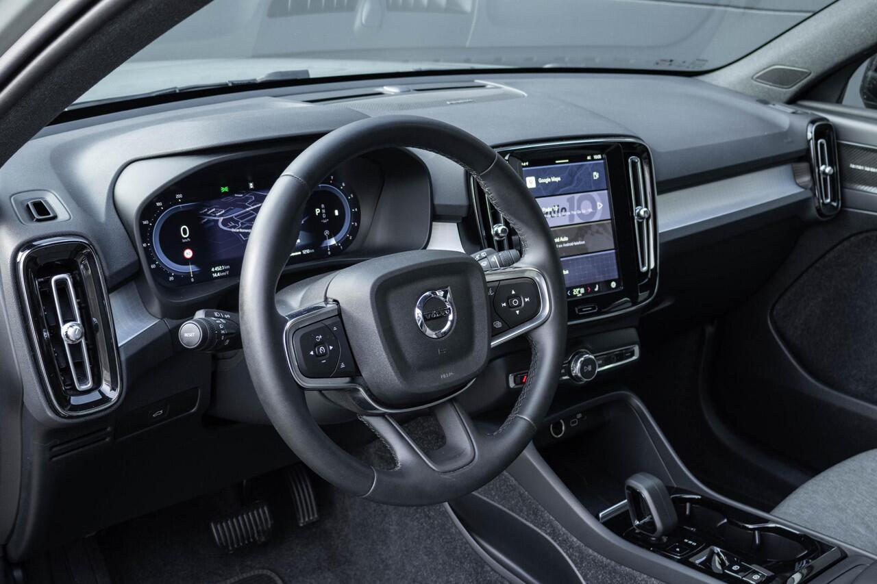 Volvo XC40 B4 Plus Dark | Verwarmbare Voorstoelen en Stuurwiel | Semi-Elektrische Trekhaak | Verwarmbare Voorruit | Premium Audio by Harman Kardon | Adaptieve Cruise Control | Park Assist