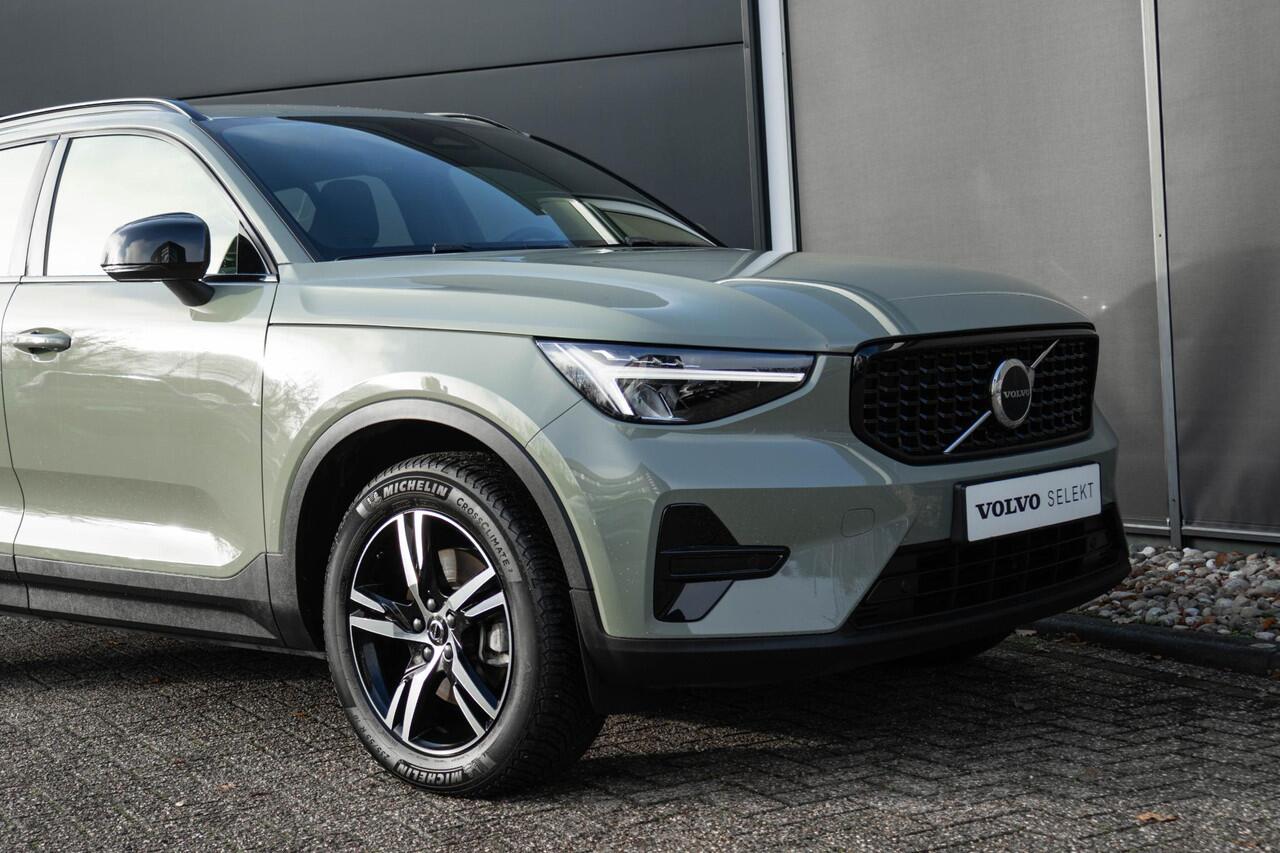 Volvo XC40 B4 Plus Dark | Verwarmbare Voorstoelen en Stuurwiel | Semi-Elektrische Trekhaak | Verwarmbare Voorruit | Premium Audio by Harman Kardon | Adaptieve Cruise Control | Park Assist