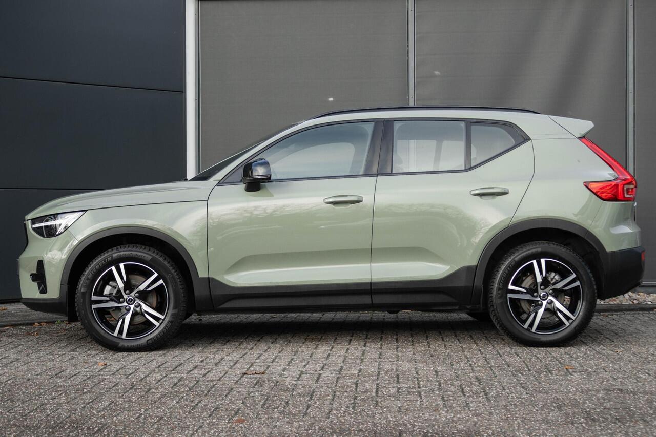 Volvo XC40 B4 Plus Dark | Verwarmbare Voorstoelen en Stuurwiel | Semi-Elektrische Trekhaak | Verwarmbare Voorruit | Premium Audio by Harman Kardon | Adaptieve Cruise Control | Park Assist
