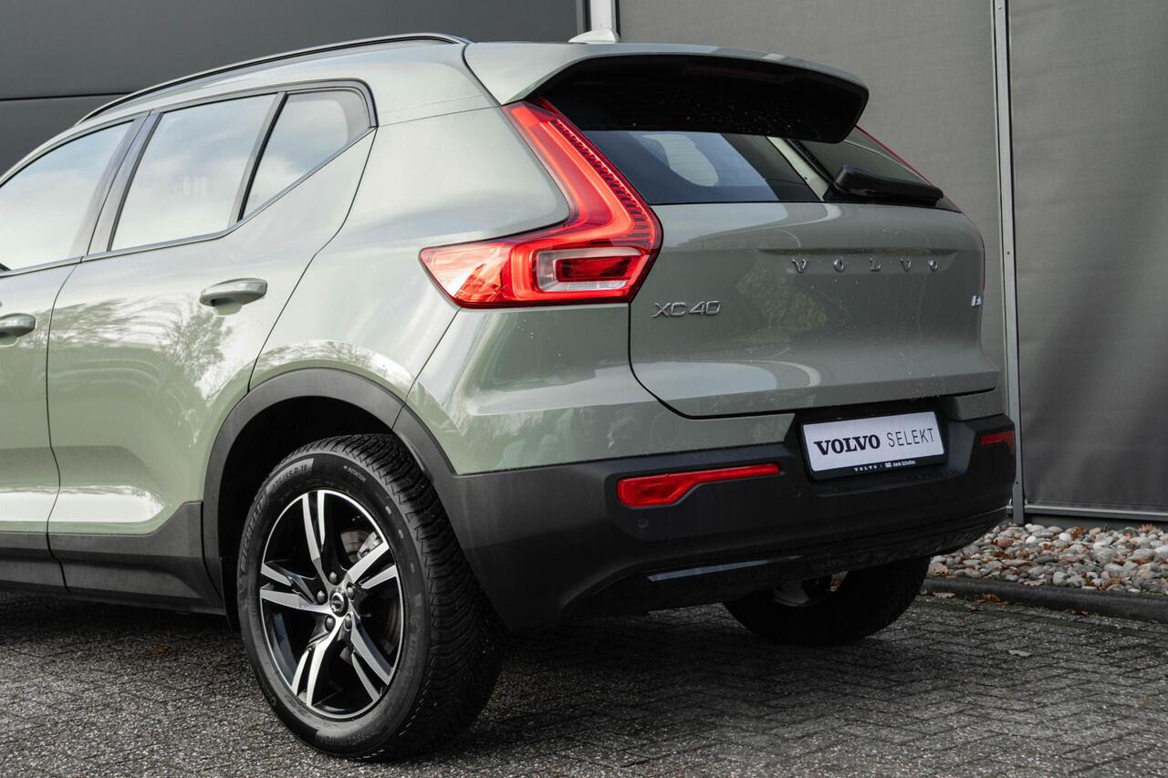 Volvo XC40 B4 Plus Dark | Verwarmbare Voorstoelen en Stuurwiel | Semi-Elektrische Trekhaak | Verwarmbare Voorruit | Premium Audio by Harman Kardon | Adaptieve Cruise Control | Park Assist