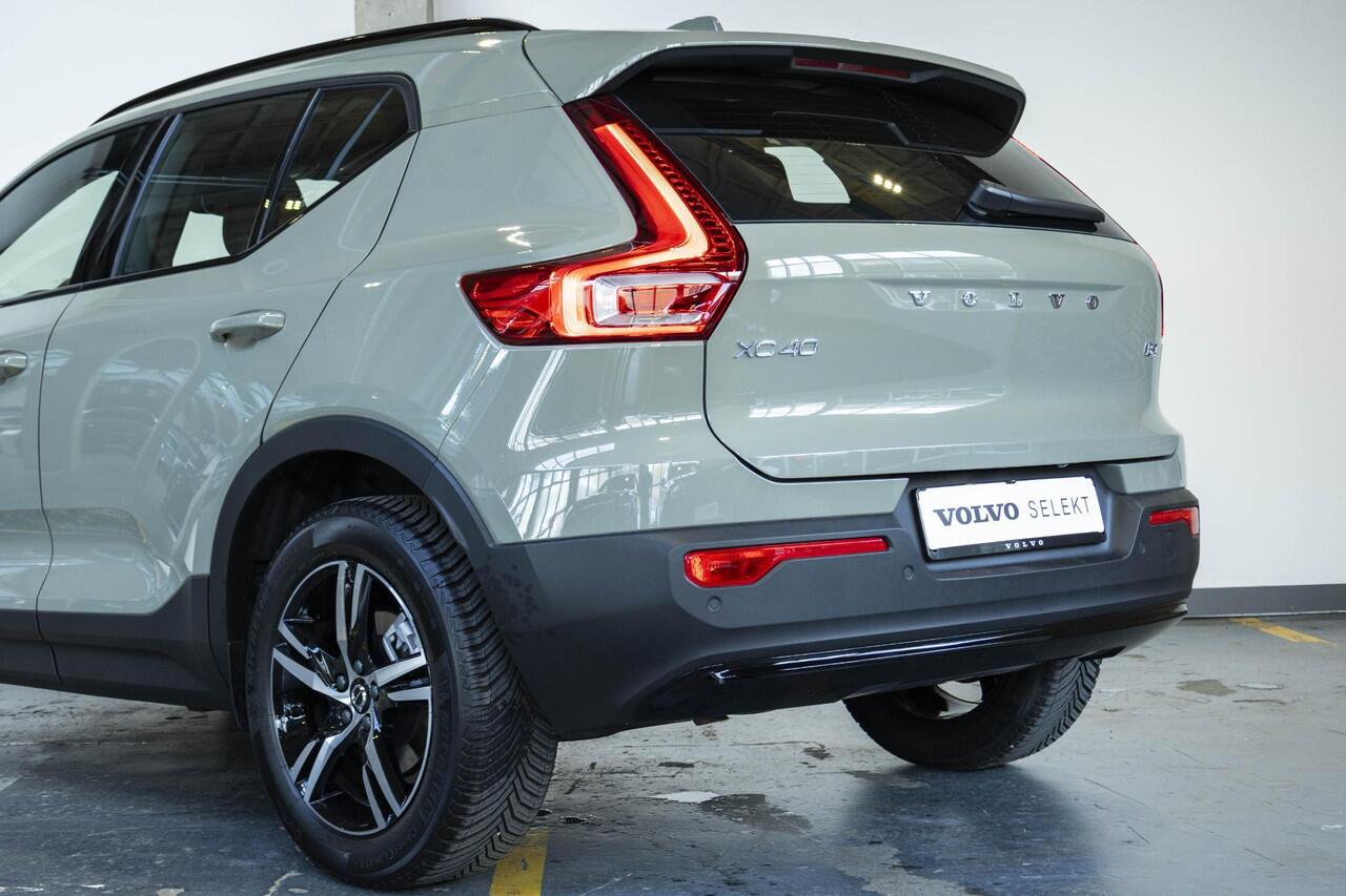 Volvo XC40 B4 Plus Dark | Verwarmbare Voorstoelen en Stuurwiel | Semi-Elektrische Trekhaak | Verwarmbare Voorruit | Premium Audio by Harman Kardon | Adaptieve Cruise Control | Park Assist