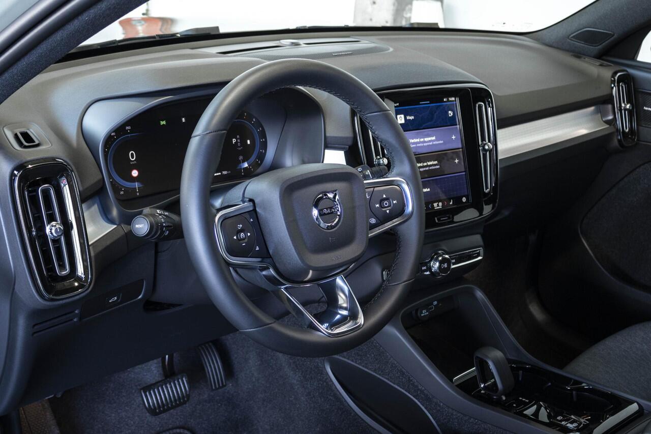 Volvo XC40 B4 Plus Dark | Verwarmbare Voorstoelen en Stuurwiel | Semi-Elektrische Trekhaak | Verwarmbare Voorruit | Premium Audio by Harman Kardon | Adaptieve Cruise Control | Park Assist