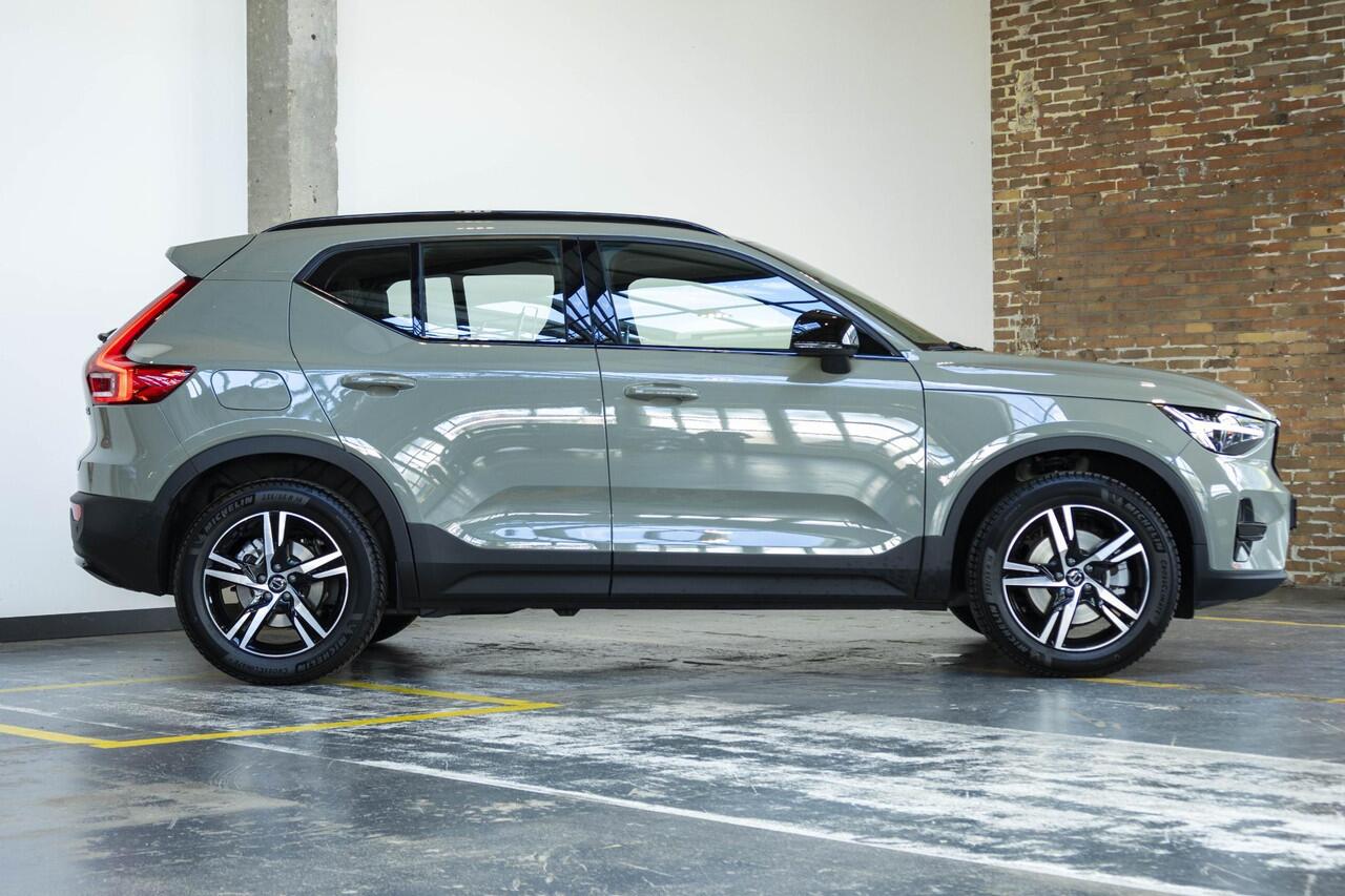 Volvo XC40 B4 Plus Dark | Verwarmbare Voorstoelen en Stuurwiel | Semi-Elektrische Trekhaak | Verwarmbare Voorruit | Premium Audio by Harman Kardon | Adaptieve Cruise Control | Park Assist