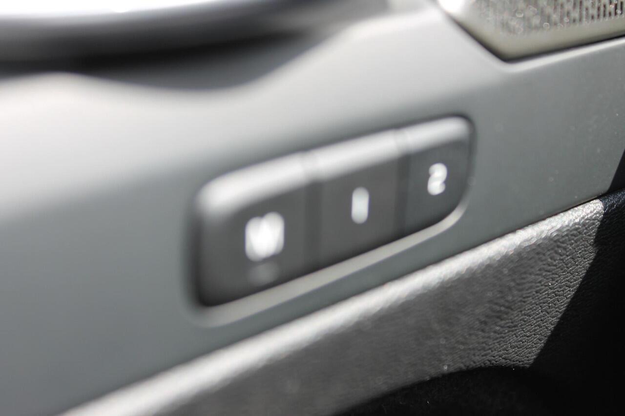 Volvo XC40 B4 211PK Plus Dark Google infotainment / Adaptieve cruise control / Verwarmbare voorstoelen en stuurwiel / Elektrisch bedienbare bestuurdersstoel met geheugen / Semi elektrisch wegklapbare trekhaak