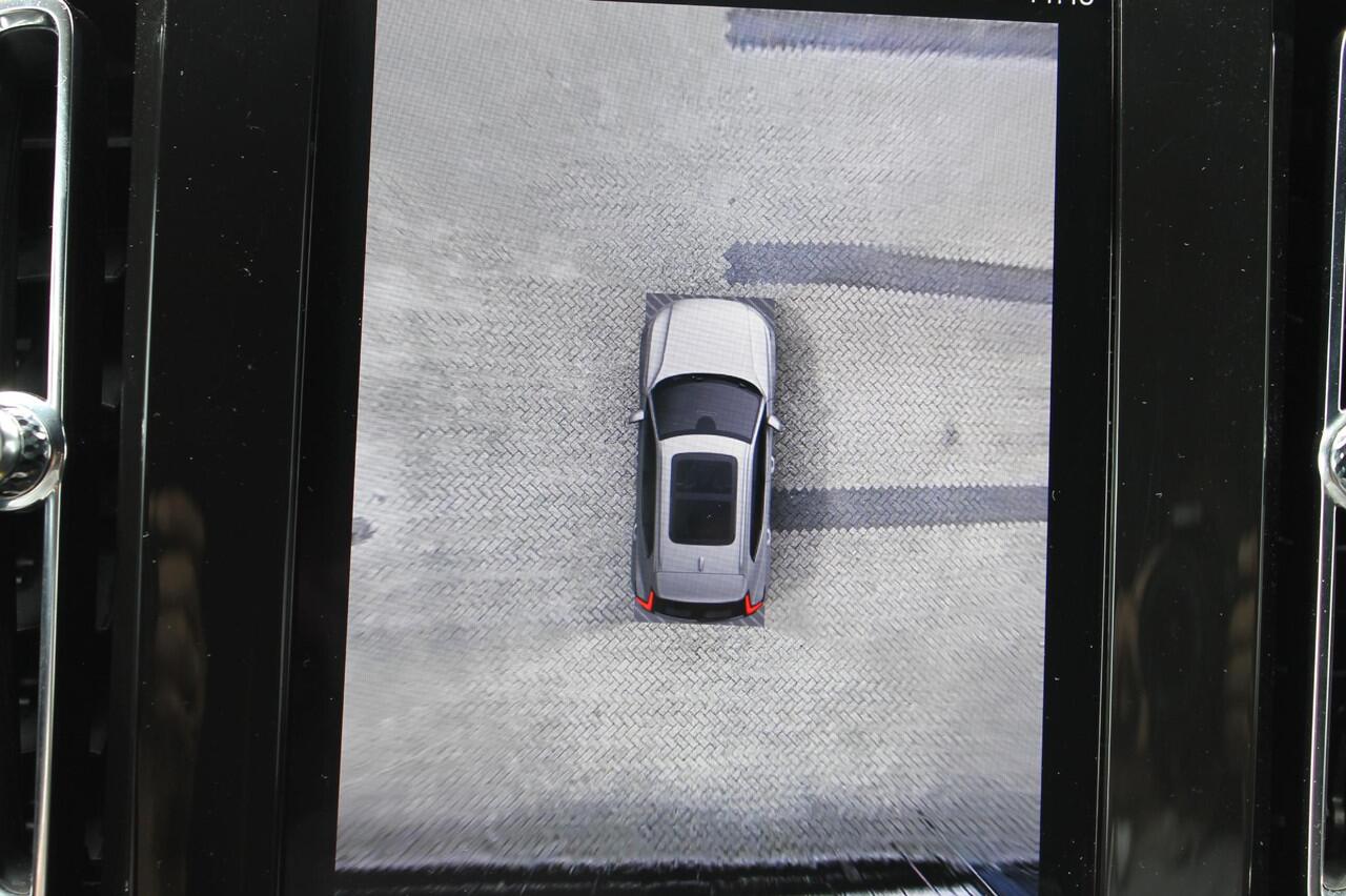 Volvo XC40 B3 177PK Automaat Plus Dark Google infotainment / Draadloos telefoon opladen / Elektrisch bedienbare bestuurdersstoel met geheugen / Adaptieve Cruise Control