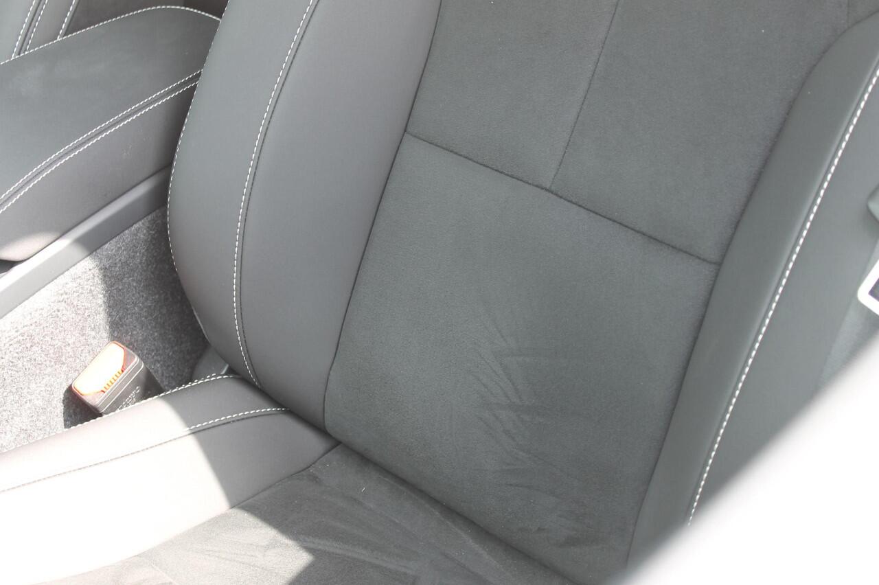 Volvo XC40 B3 177PK Automaat Plus Dark Google infotainment / Draadloos telefoon opladen / Elektrisch bedienbare bestuurdersstoel met geheugen / Adaptieve Cruise Control