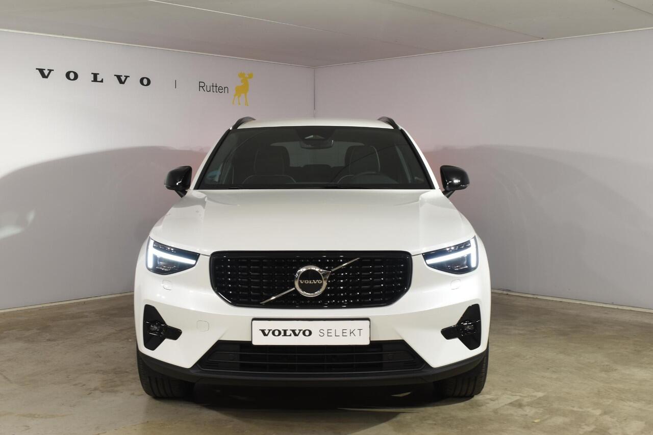 Volvo XC40 B4 211PK Automaat Plus Dark / Harman Kardon / Donker getint glas / Elektrisch bedienbare stoelen / 19''velgen / Driver assist / Microtech Nubuck / Camera achter