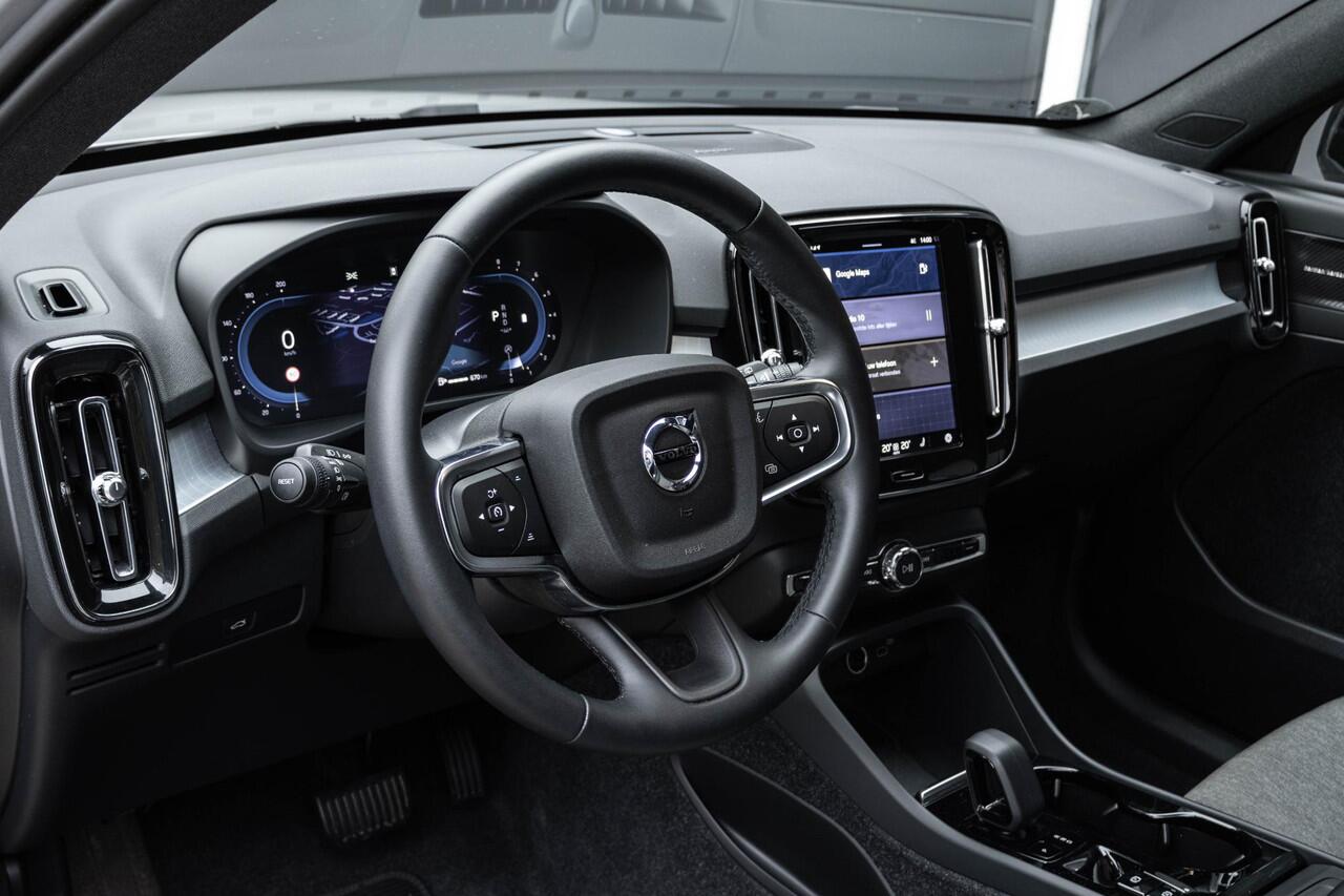 Volvo XC40 B4 Plus Dark | Verwarmbare Voorstoelen en Stuurwiel | Semi-Elektrische Trekhaak | Verwarmbare Voorruit | Premium Audio by Harman Kardon | Adaptieve Cruise Control | Park Assist