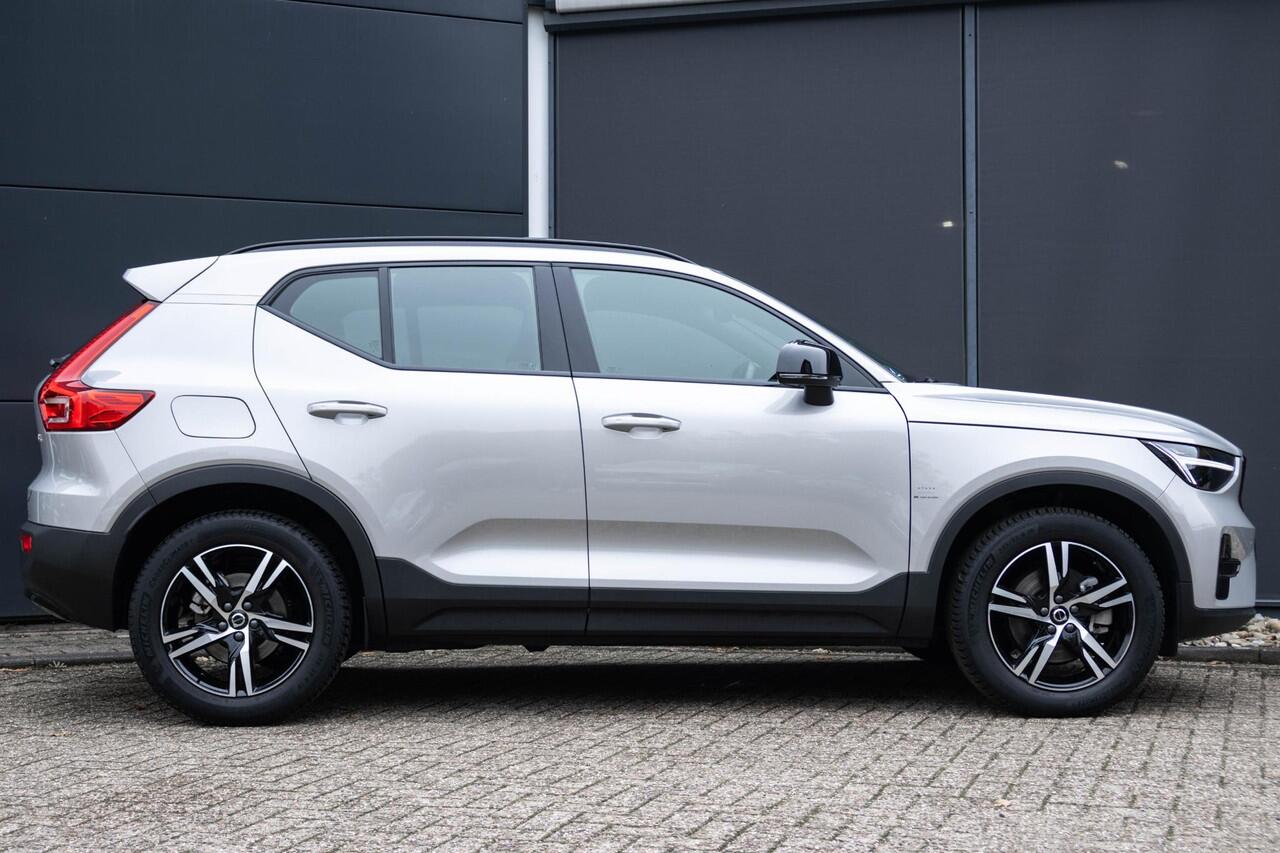 Volvo XC40 B4 Plus Dark | Verwarmbare Voorstoelen en Stuurwiel | Semi-Elektrische Trekhaak | Verwarmbare Voorruit | Premium Audio by Harman Kardon | Adaptieve Cruise Control | Park Assist