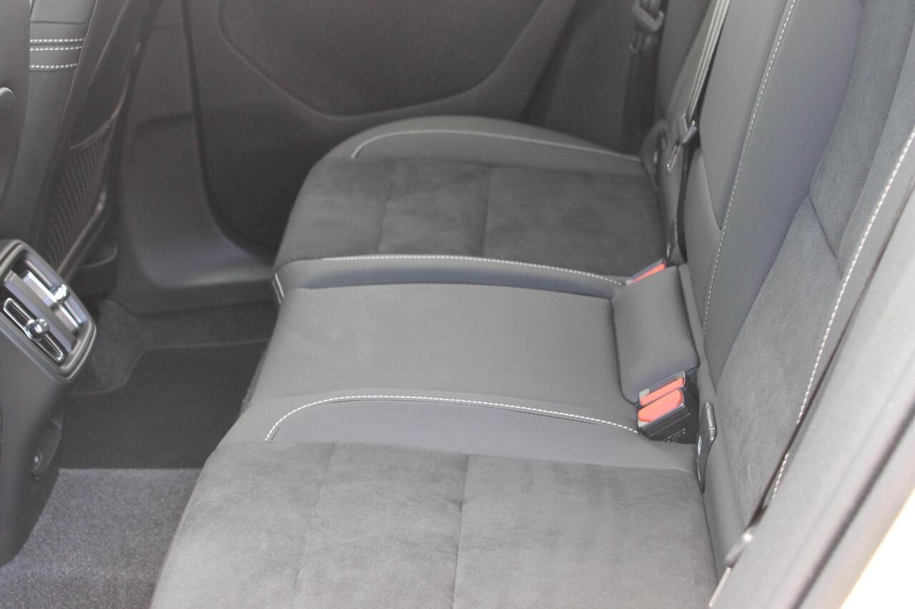 Volvo XC40 B3 177PK Automaat Plus Dark Google infotainment / Draadloos telefoon opladen / Elektrisch bedienbare bestuurdersstoel met geheugen / Adaptieve Cruise Control / Parkeersensoren voor en achter met 360 graden camera