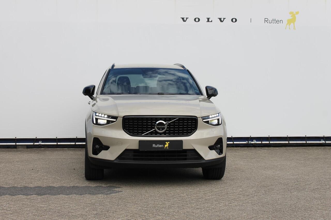 Volvo XC40 B3 177PK Automaat Plus Dark Google infotainment / Draadloos telefoon opladen / Elektrisch bedienbare bestuurdersstoel met geheugen / Adaptieve Cruise Control / Parkeersensoren voor en achter met 360 graden camera