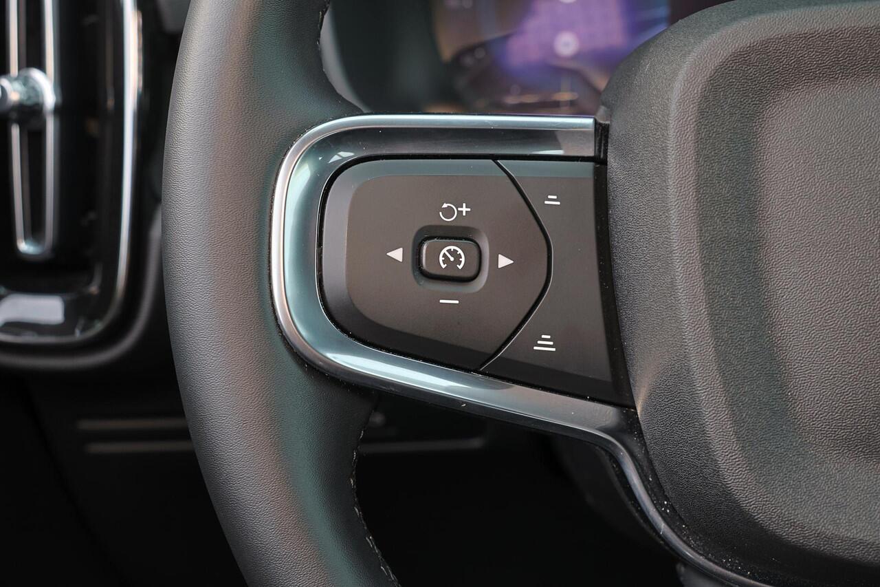 Volvo XC40 B3 Core - IntelliSafe Assist & Surround - 360º Camera - Verwarmde voorstoelen & stuur - Parkeersensoren voor & achter - Elektr. bedienb. voorstoelen met geheugen links - Draadloze tel. lader - Extra getint glas - 19' LMV