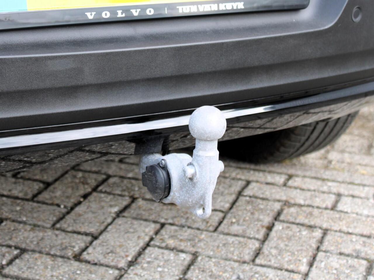 Volvo XC40 2.0 B4 Plus Dark Automaat / Harman Kardon audio / Trekhaak / Elektr. bed. stoelen / Verwarmd voorruit