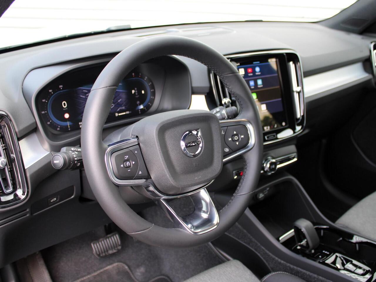 Volvo XC40 2.0 B4 Plus Dark Automaat / Harman Kardon audio / Trekhaak / Elektr. bed. stoelen / Verwarmd voorruit