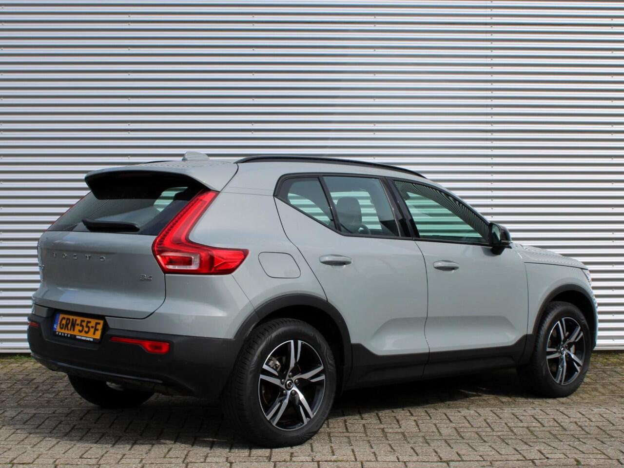Volvo XC40 2.0 B4 Plus Dark Automaat / Harman Kardon audio / Trekhaak / Elektr. bed. stoelen / Verwarmd voorruit