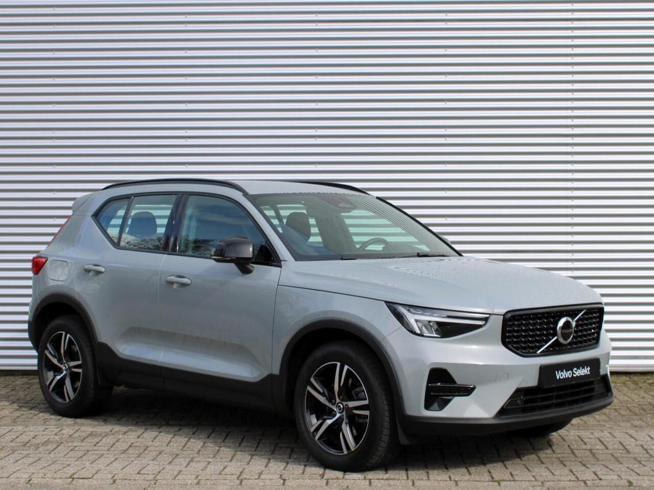 Volvo XC40 2.0 B4 Plus Dark Automaat / Harman Kardon audio / Trekhaak / Elektr. bed. stoelen / Verwarmd voorruit