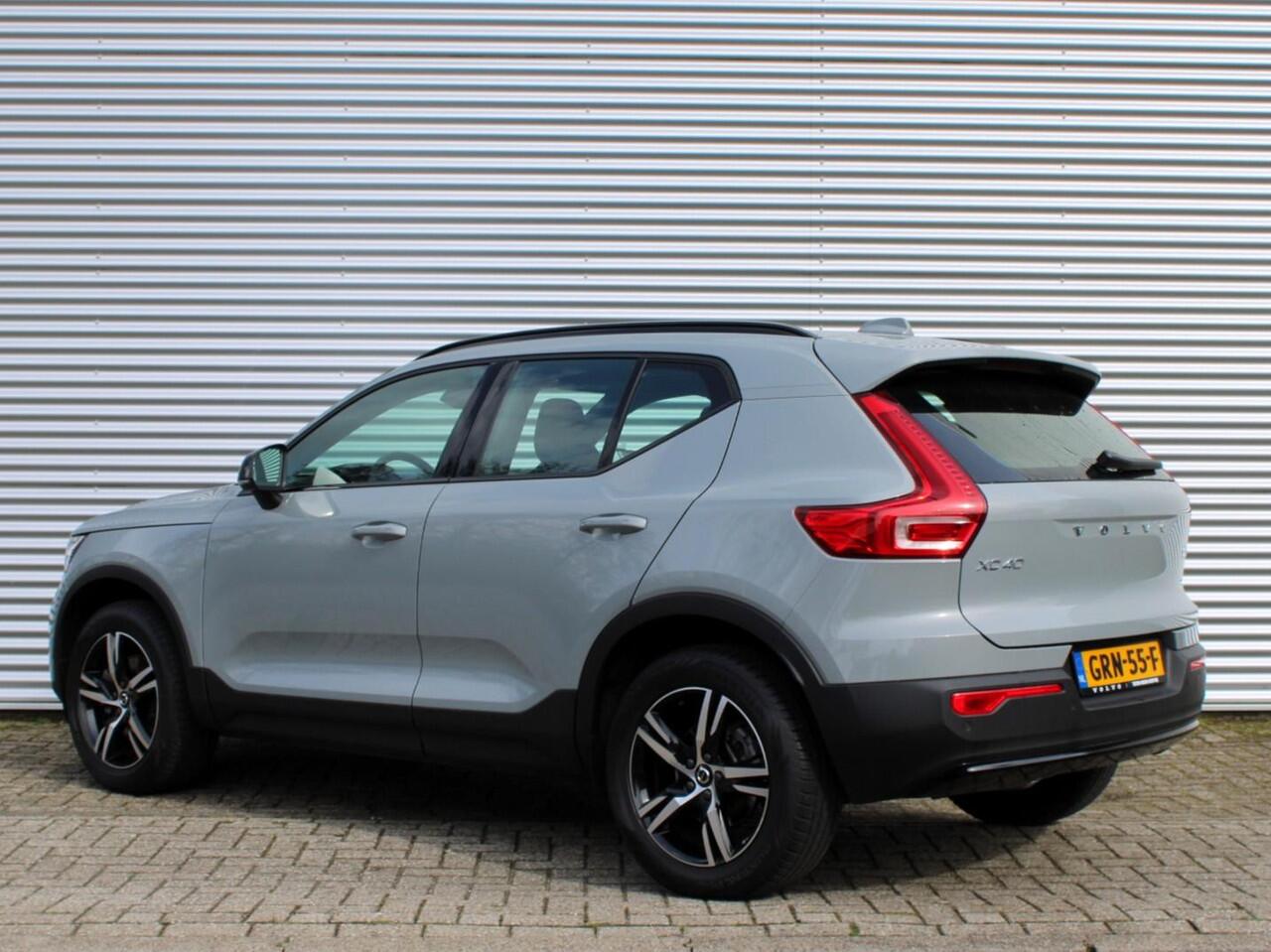 Volvo XC40 2.0 B4 Plus Dark Automaat / Harman Kardon audio / Trekhaak / Elektr. bed. stoelen / Verwarmd voorruit