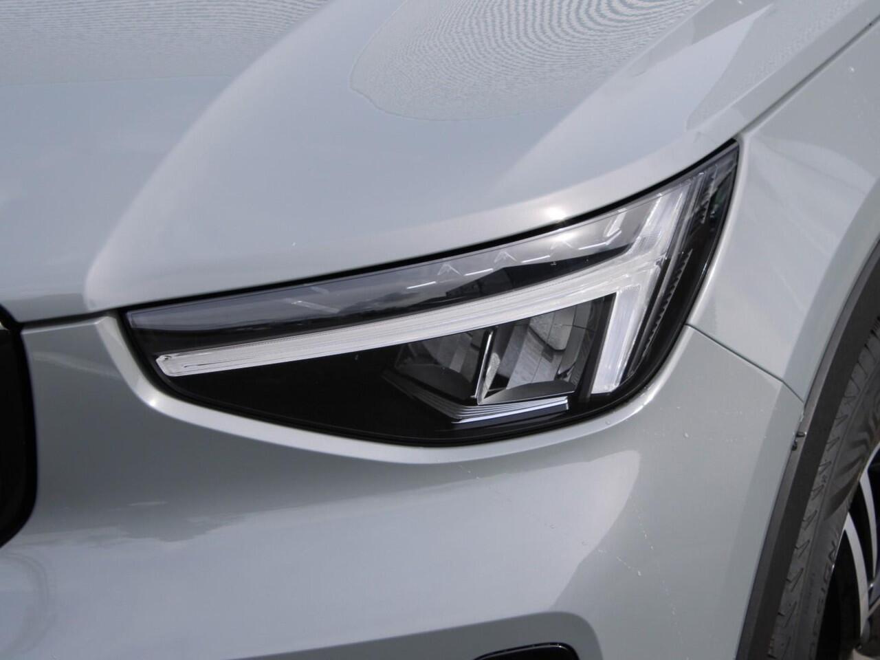 Volvo XC40 2.0 B4 Plus Dark Automaat / Harman Kardon audio / Trekhaak / Elektr. bed. stoelen / Verwarmd voorruit