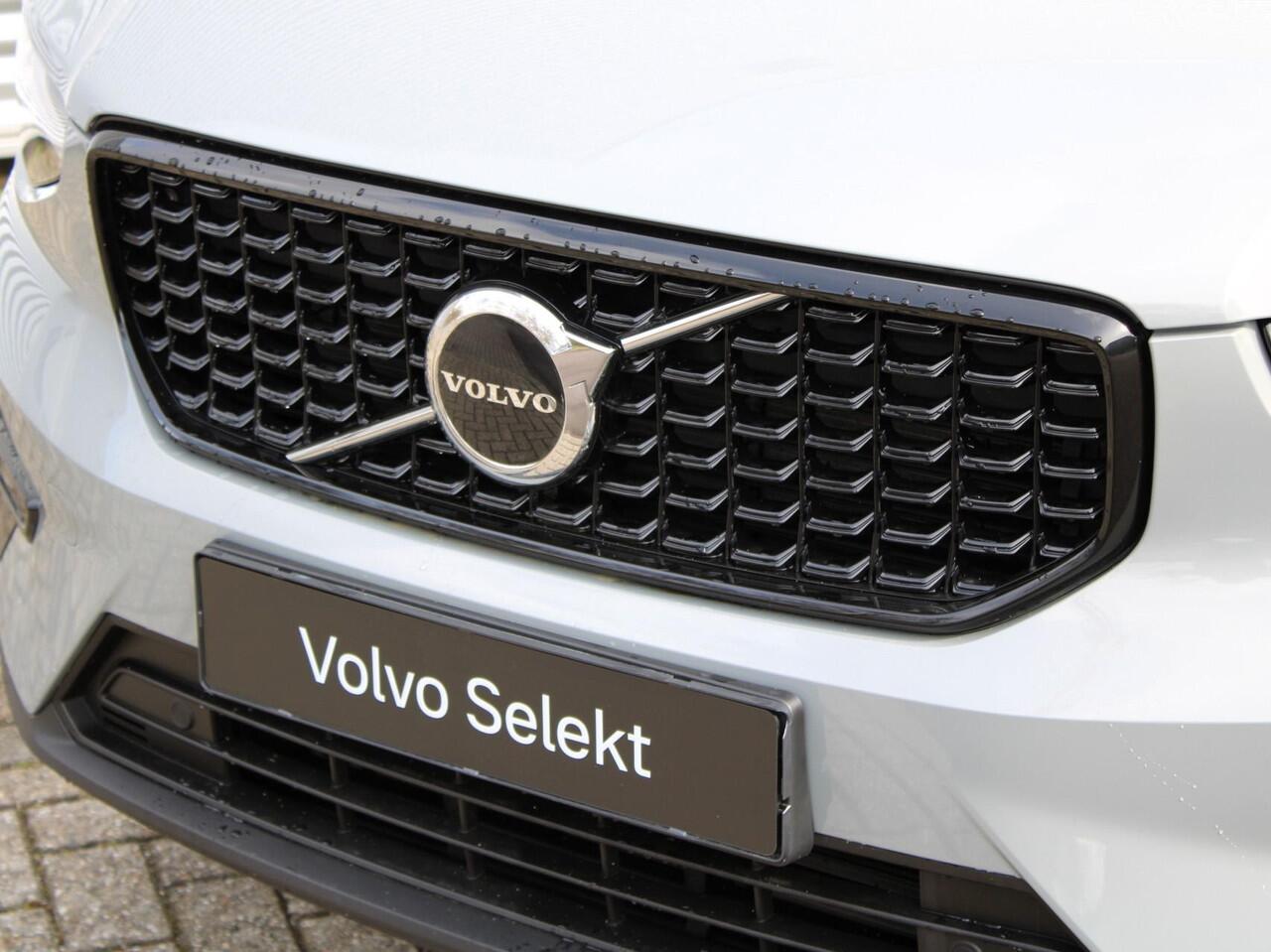 Volvo XC40 2.0 B4 Plus Dark Automaat / Harman Kardon audio / Trekhaak / Elektr. bed. stoelen / Verwarmd voorruit