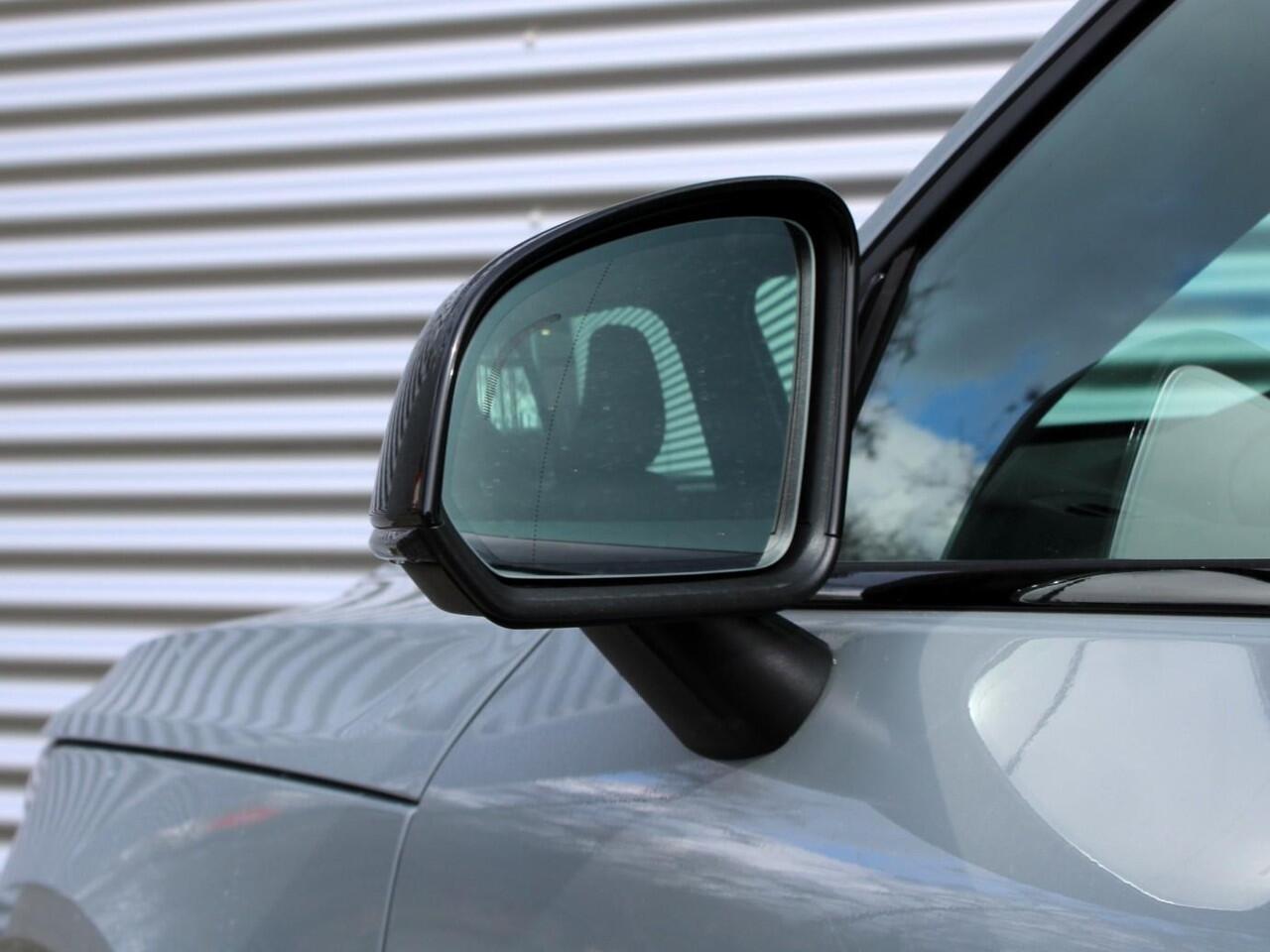 Volvo XC40 2.0 B4 Plus Dark Automaat / Harman Kardon audio / Trekhaak / Elektr. bed. stoelen / Verwarmd voorruit