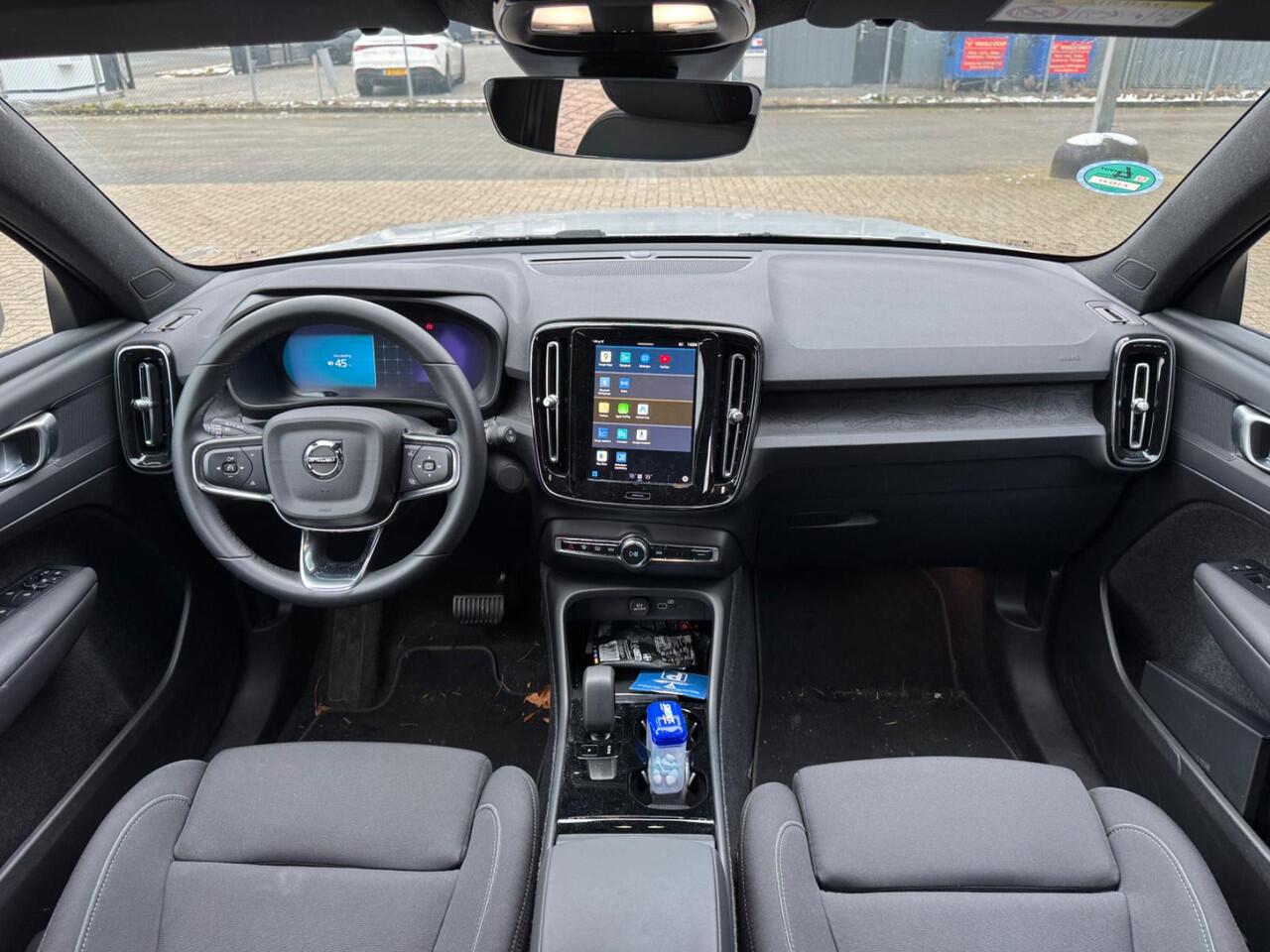 Volvo XC40 Single Motor 69 kWh Essential | Navigatie | Apple Carplay | Android Auto | Achteruitrijcamera | Parkeersensoren | Lichtmetalen Velgen 19 inch | Cruise Control | Climate Control