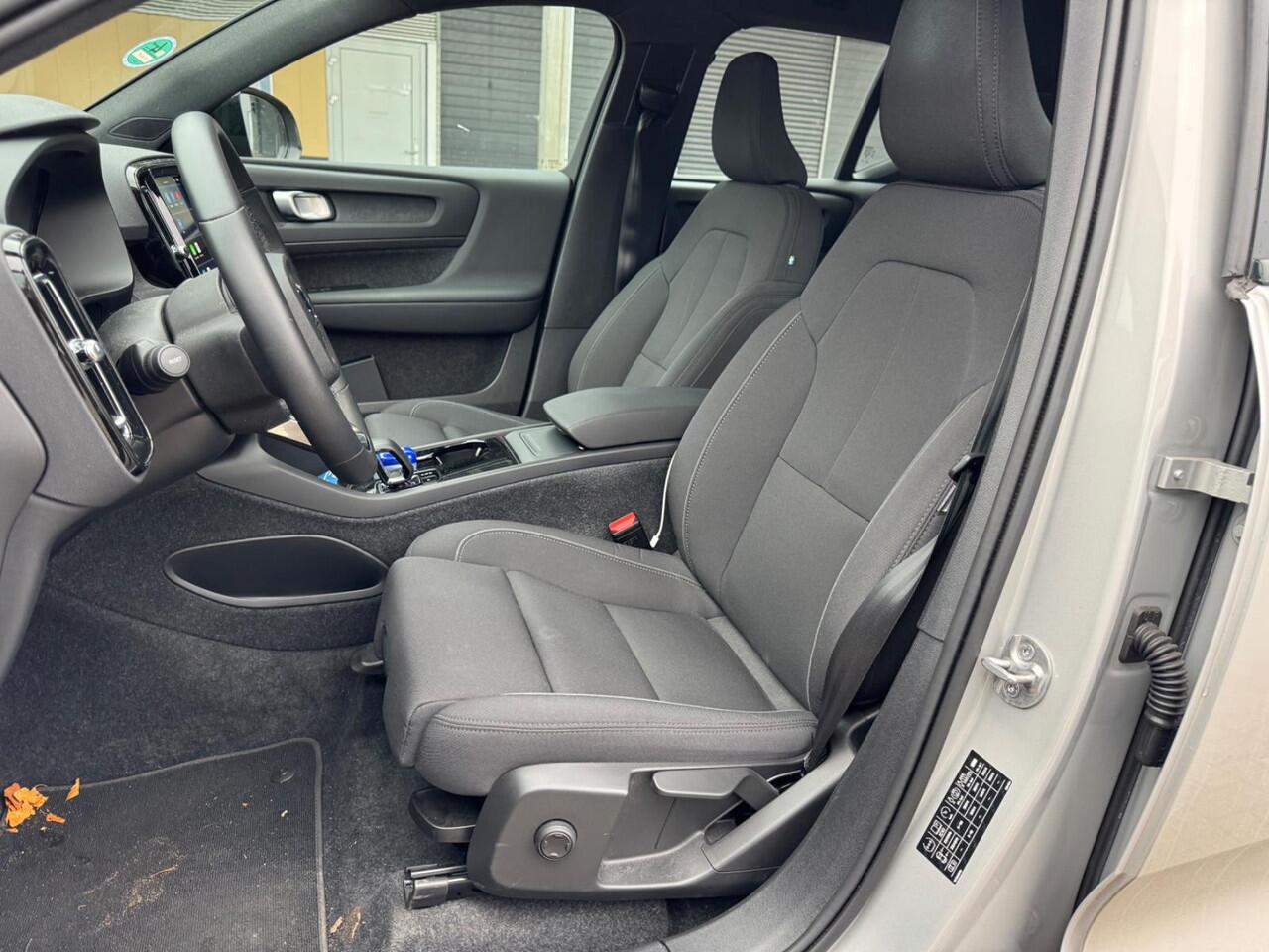 Volvo XC40 Single Motor 69 kWh Essential | Navigatie | Apple Carplay | Android Auto | Achteruitrijcamera | Parkeersensoren | Lichtmetalen Velgen 19 inch | Cruise Control | Climate Control