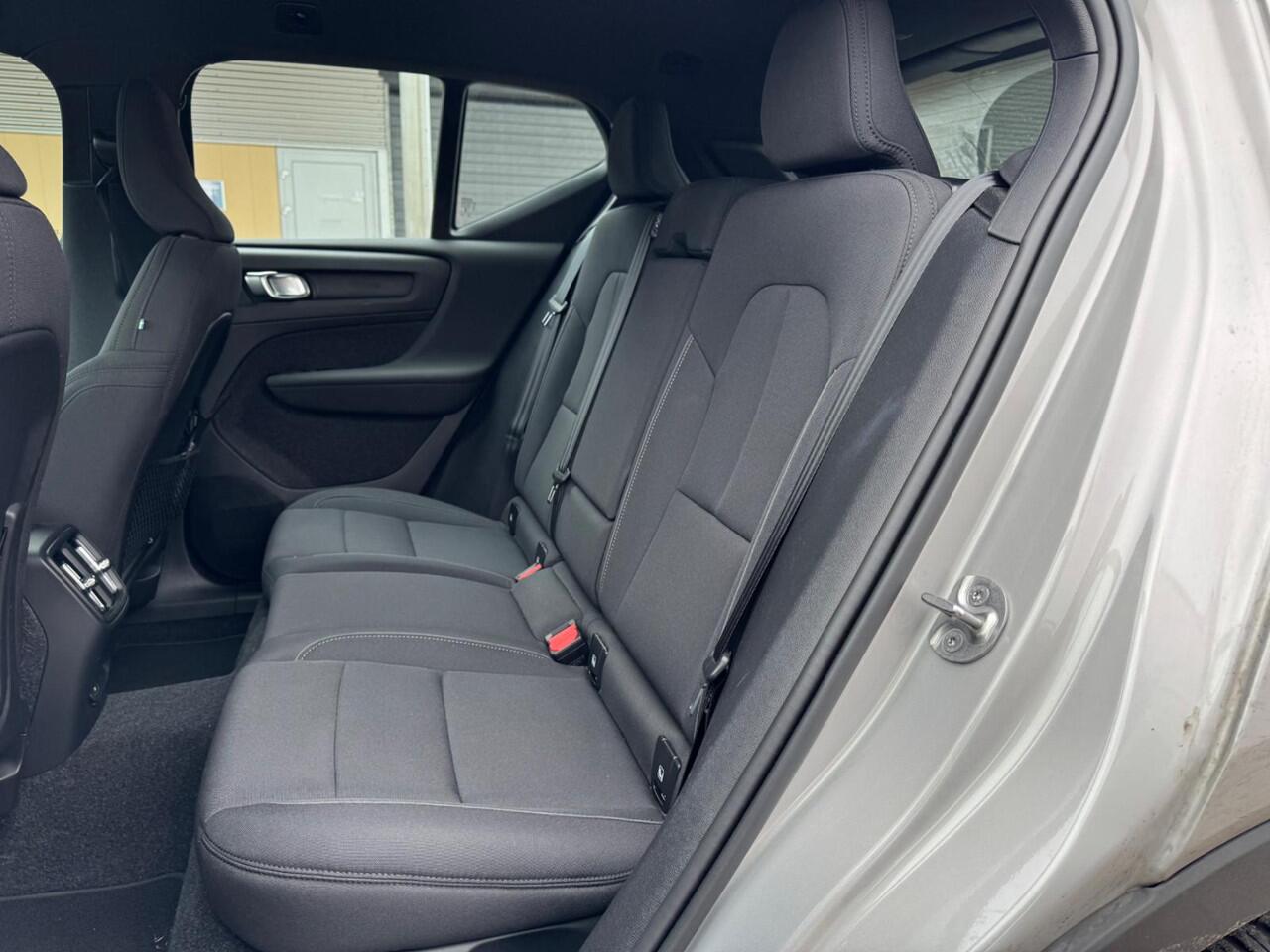 Volvo XC40 Single Motor 69 kWh Essential | Navigatie | Apple Carplay | Android Auto | Achteruitrijcamera | Parkeersensoren | Lichtmetalen Velgen 19 inch | Cruise Control | Climate Control