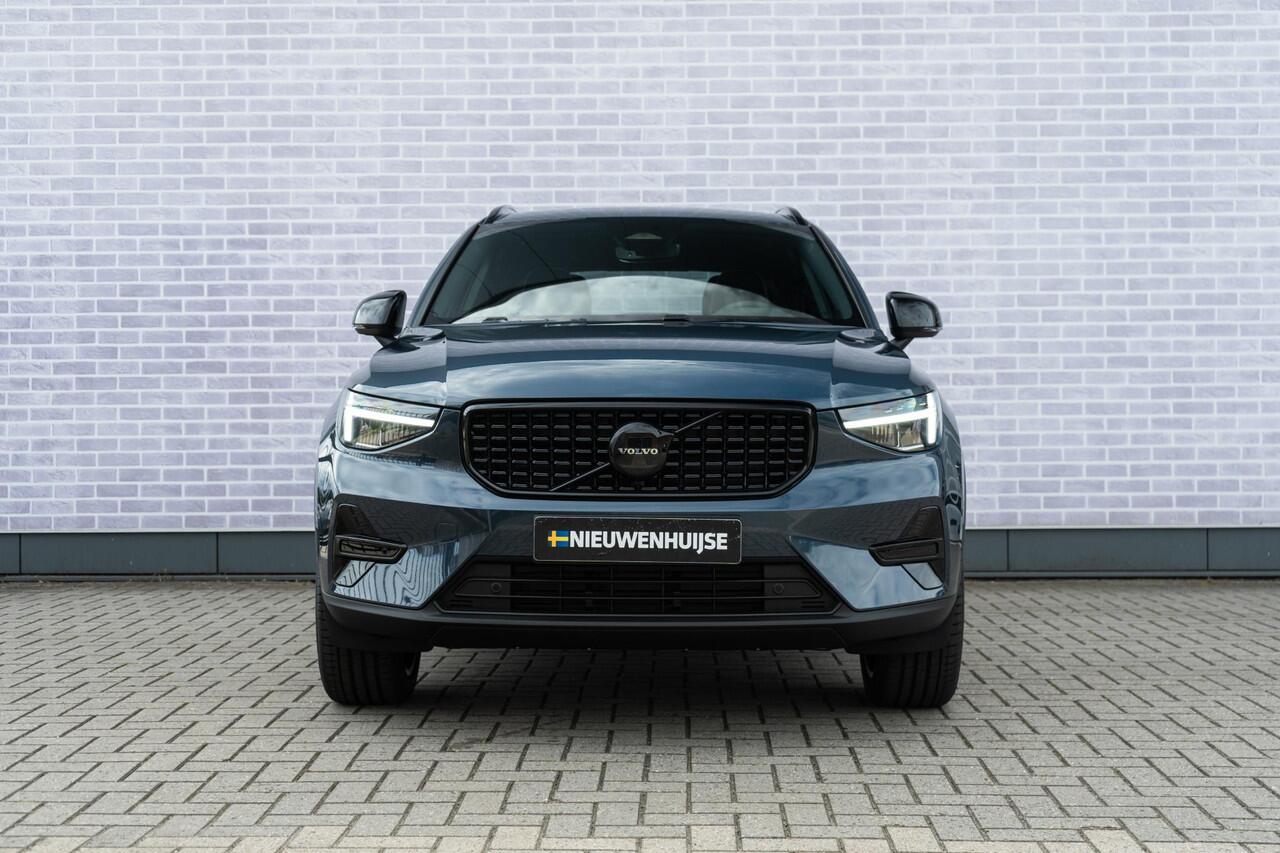 Volvo XC40 B4 Plus Black Edition 197 pk | Op voorraad | Extra getint glas | 20" velgen | Connect suède-textiel/Microtech-bekleding | Google Maps en Google Play Store