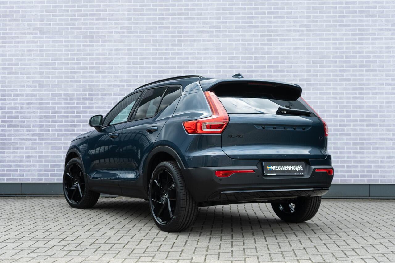 Volvo XC40 B4 Plus Black Edition 197 pk | Op voorraad | Extra getint glas | 20" velgen | Connect suède-textiel/Microtech-bekleding | Google Maps en Google Play Store