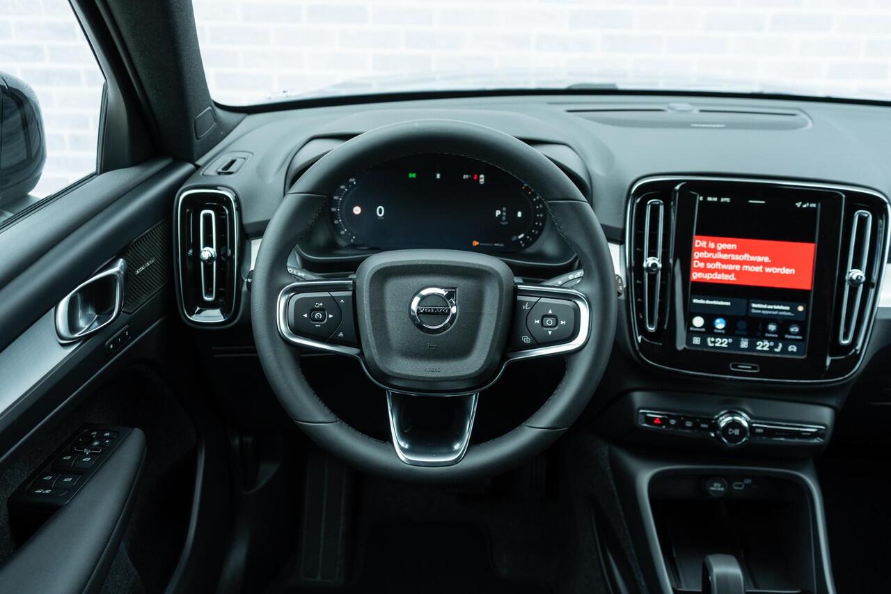 Volvo XC40 B4 Plus Black Edition 197 pk | Op voorraad | Extra getint glas | 20" velgen | Connect suède-textiel/Microtech-bekleding | Google Maps en Google Play Store