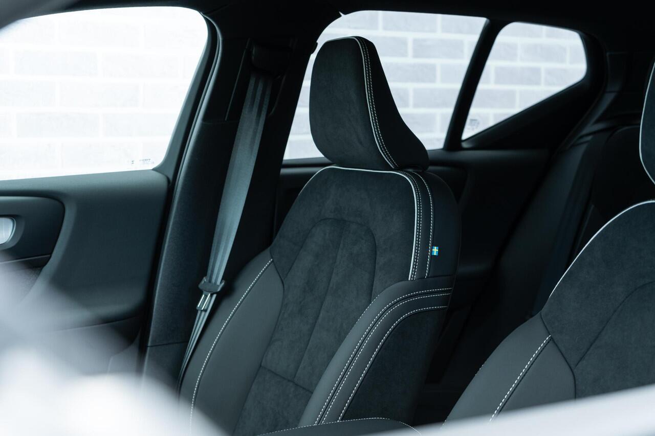 Volvo XC40 B4 Plus Black Edition 197 pk | Op voorraad | Extra getint glas | 20" velgen | Connect suède-textiel/Microtech-bekleding | Google Maps en Google Play Store