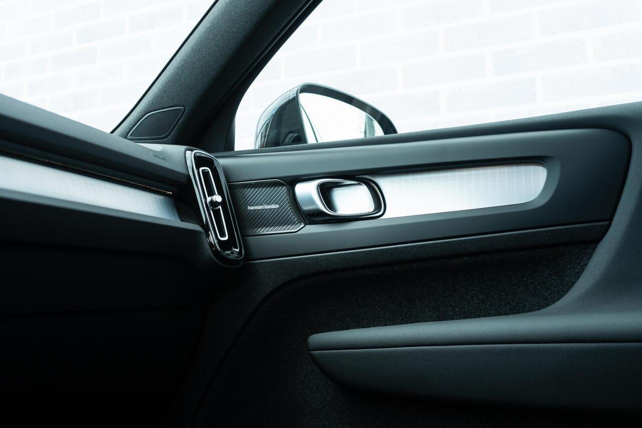 Volvo XC40 B4 Plus Black Edition 197 pk | Op voorraad | Extra getint glas | 20" velgen | Connect suède-textiel/Microtech-bekleding | Google Maps en Google Play Store