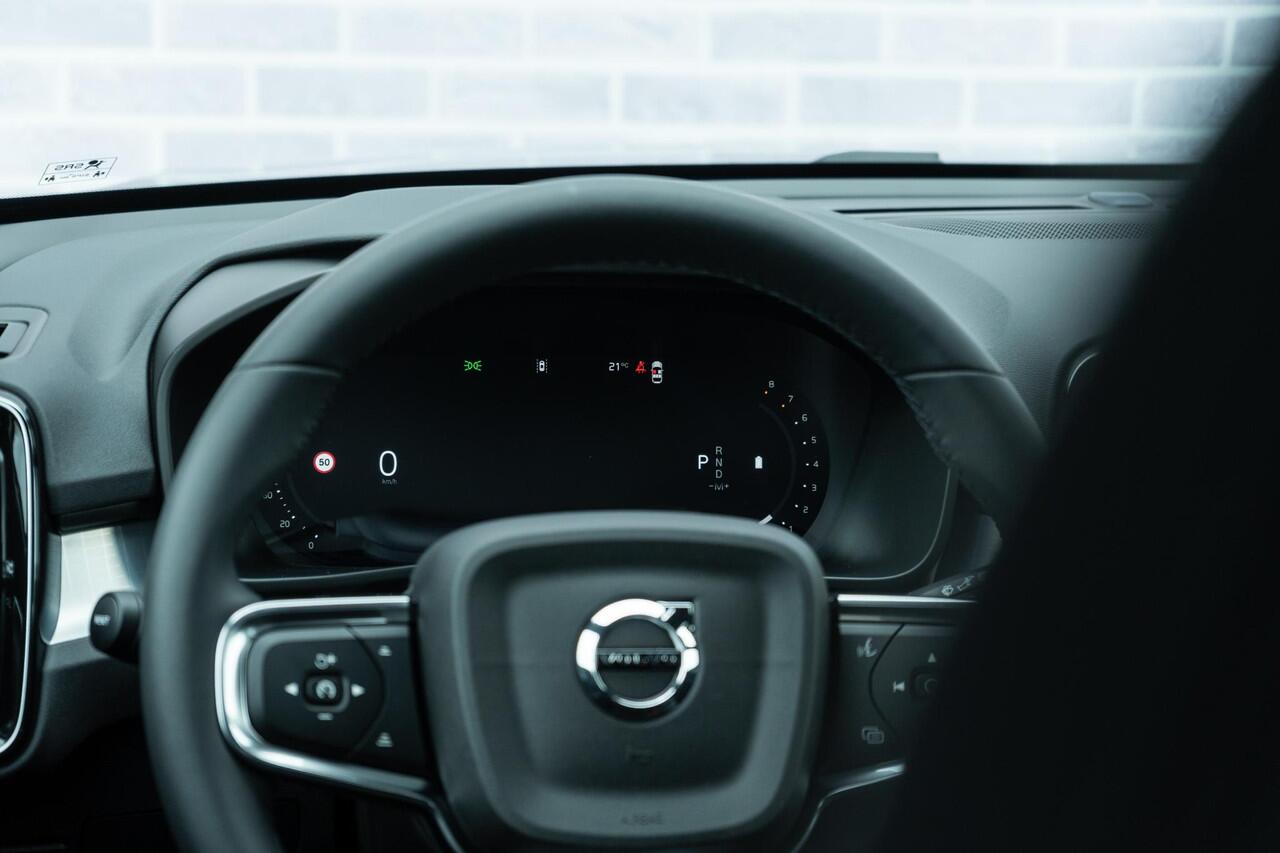 Volvo XC40 B4 Plus Black Edition 197 pk | Op voorraad | Extra getint glas | 20" velgen | Connect suède-textiel/Microtech-bekleding | Google Maps en Google Play Store