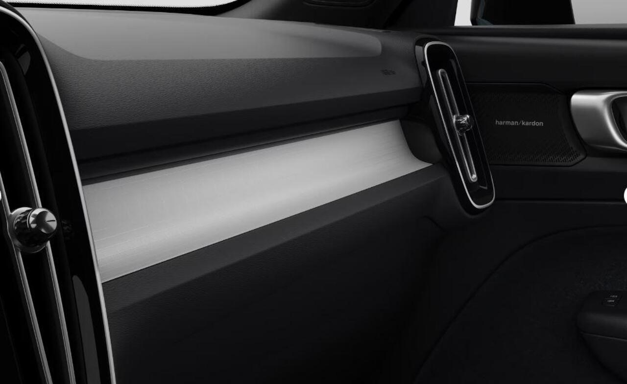 Volvo XC40 B4 211PK Automaat Plus Dark / Extra getint glas achter / Climate pack / Connect Nubuck bekleding