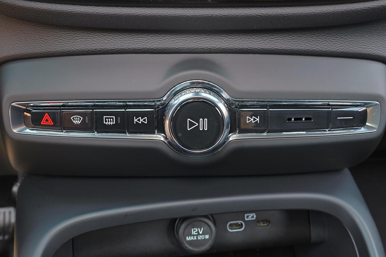 Volvo XC40 B4 Plus Black Edition - Panorama/schuifdak - IntelliSafe Assist & Surround - 360º Camera - Harmon Kardon Audio - Verwarmde voorstoelen, stuur & achterbank - Parkeersensoren voor & achter - Elektr. bedienb. voorstoelen met geheugen links - Draadloze tel. l