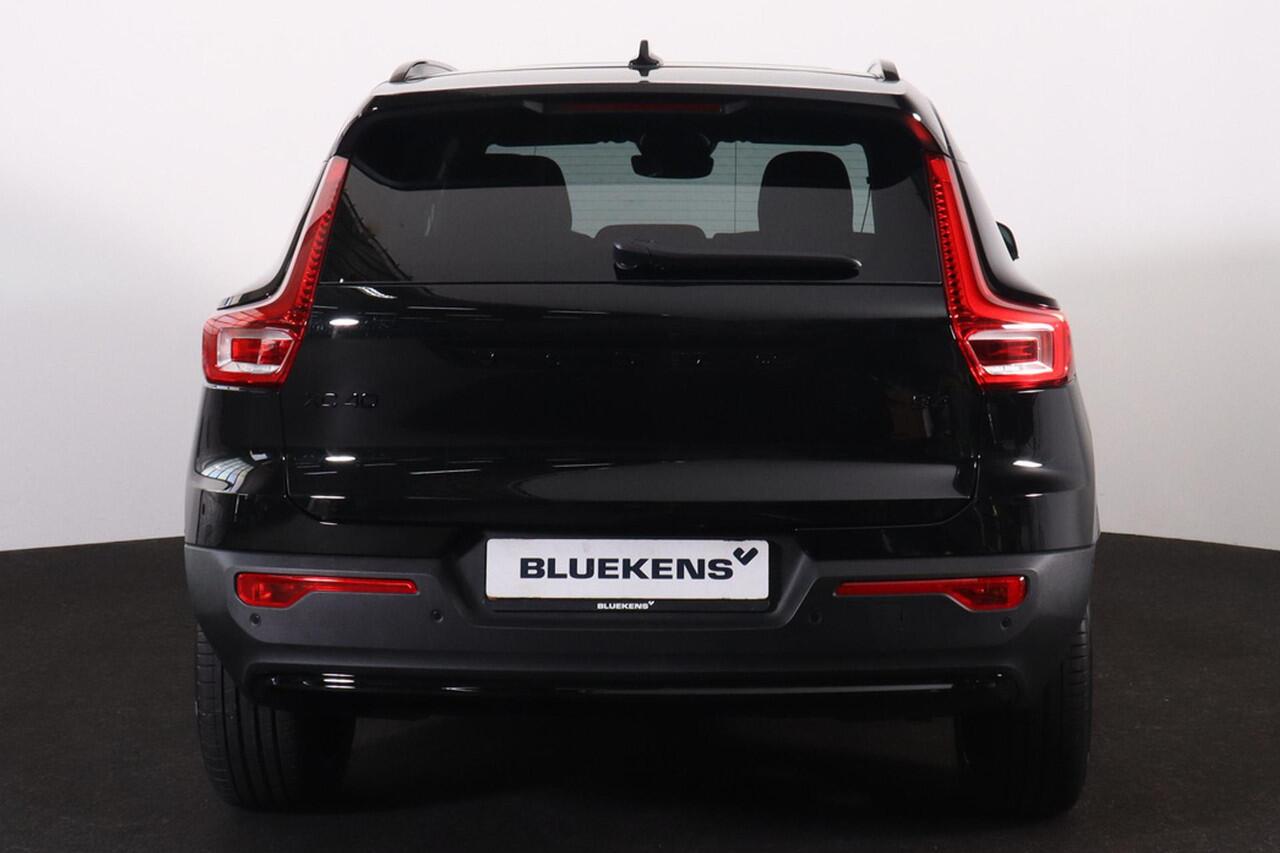 Volvo XC40 B4 Plus Black Edition - Panorama/schuifdak - IntelliSafe Assist & Surround - 360º Camera - Harmon Kardon Audio - Verwarmde voorstoelen, stuur & achterbank - Parkeersensoren voor & achter - Elektr. bedienb. voorstoelen met geheugen links - Draadloze tel. l
