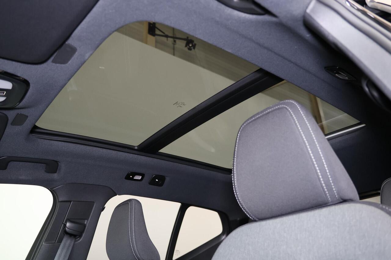 Volvo XC40 B4 Plus Black Edition - Panorama/schuifdak - IntelliSafe Assist & Surround - 360º Camera - Harmon Kardon Audio - Verwarmde voorstoelen, stuur & achterbank - Parkeersensoren voor & achter - Elektr. bedienb. voorstoelen met geheugen links - Draadloze tel. l