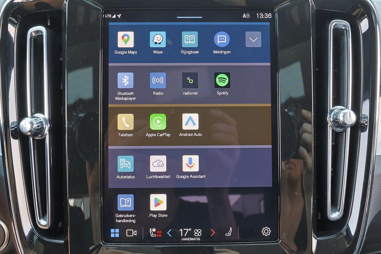 Volvo XC40 B4 Plus Black Edition - Panorama/schuifdak - IntelliSafe Assist & Surround - 360º Camera - Harmon Kardon Audio - Verwarmde voorstoelen, stuur & achterbank - Parkeersensoren voor & achter - Elektr. bedienb. voorstoelen met geheugen links - Draadloze tel. l