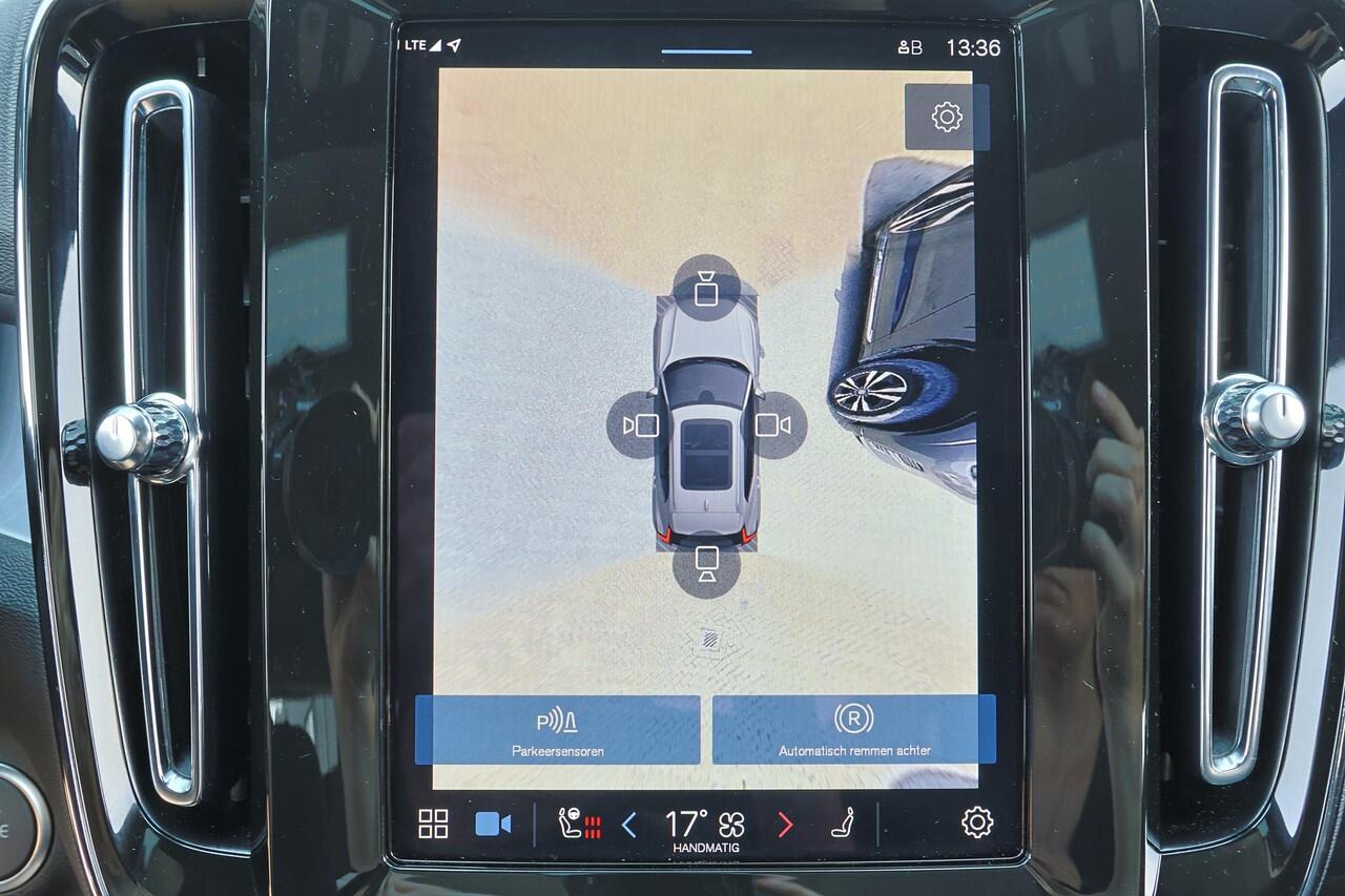 Volvo XC40 B4 Plus Black Edition - Panorama/schuifdak - IntelliSafe Assist & Surround - 360º Camera - Harmon Kardon Audio - Verwarmde voorstoelen, stuur & achterbank - Parkeersensoren voor & achter - Elektr. bedienb. voorstoelen met geheugen links - Draadloze tel. l