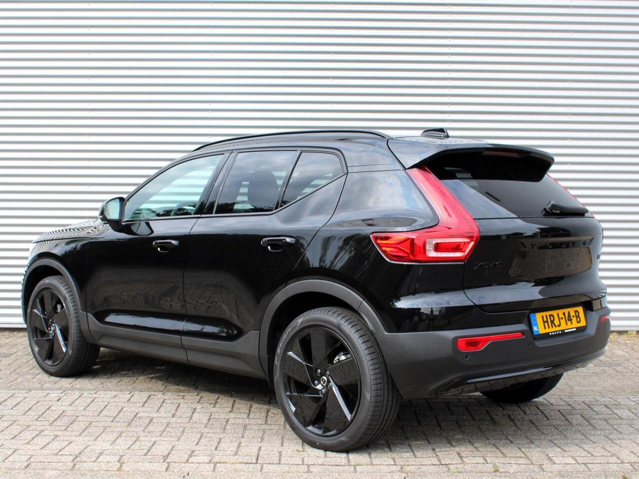 Volvo XC40 2.0 B4 Plus Black Edition Automaat / Panoramadak / Microtech Nubuck bekleding / Privacy Glass / Harman Kardon