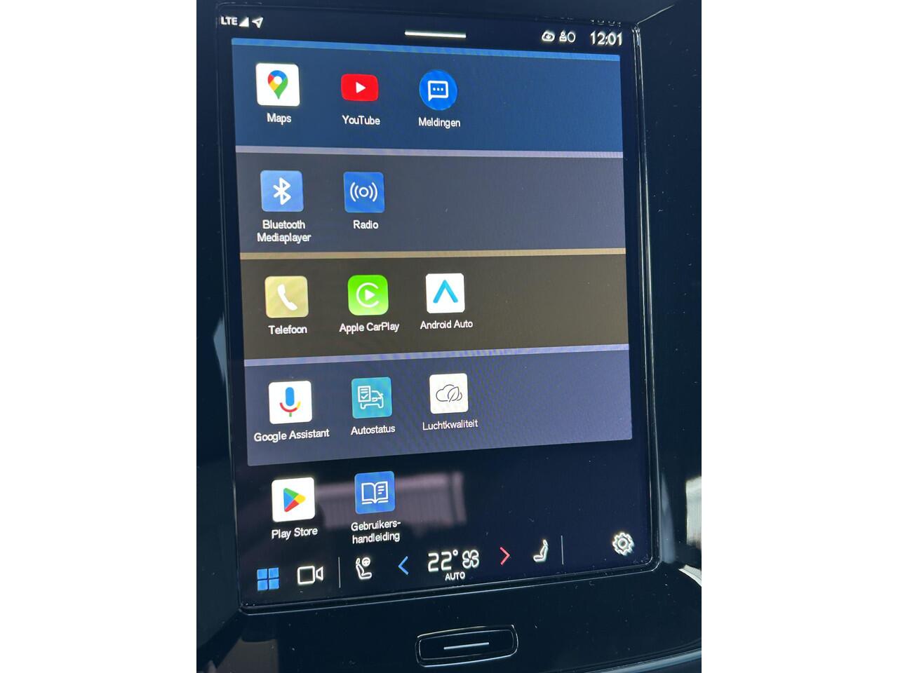 Volvo XC40 2.0 B4 Plus Dark Elektr. Stoelverstelling / Harman Kardon audio / park assist camera / Trekhaak / Keyless Drive / All season banden