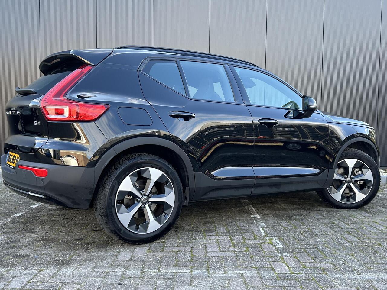 Volvo XC40 2.0 B4 Plus Dark Elektr. Stoelverstelling / Harman Kardon audio / park assist camera / Trekhaak / Keyless Drive / All season banden