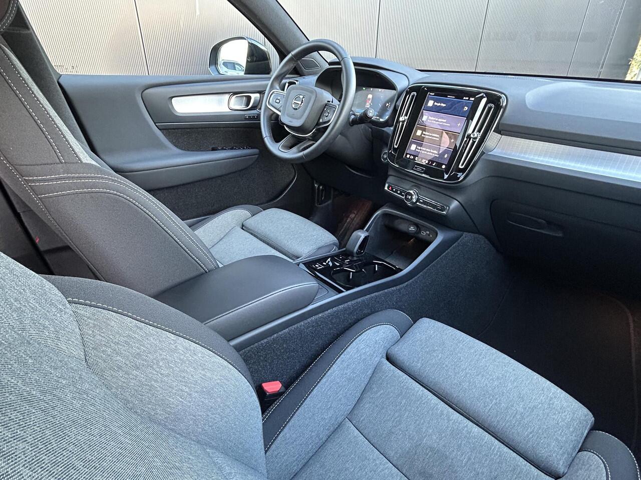 Volvo XC40 2.0 B4 Plus Dark Elektr. Stoelverstelling / Harman Kardon audio / park assist camera / Trekhaak / Keyless Drive / All season banden