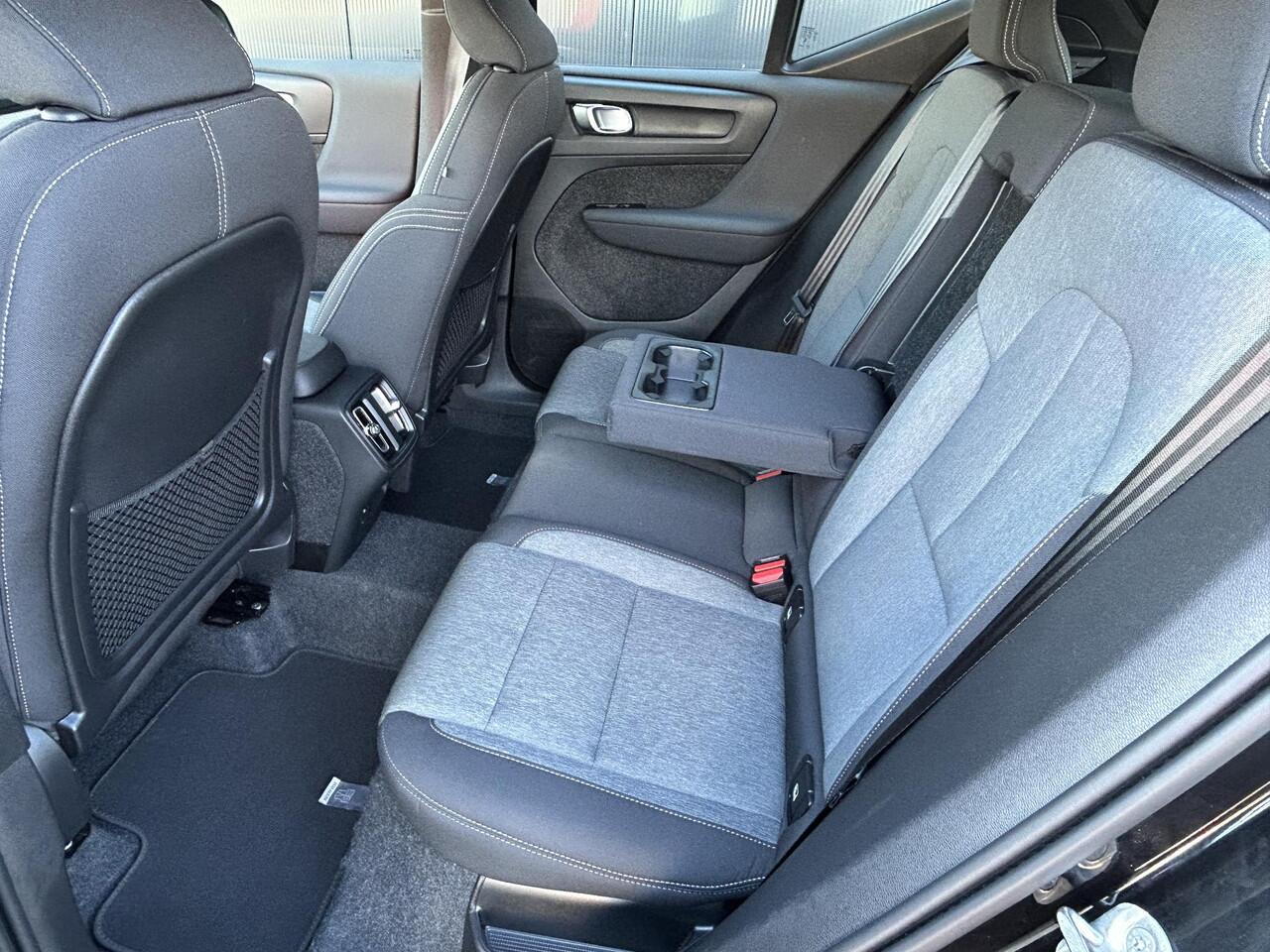 Volvo XC40 2.0 B4 Plus Dark Elektr. Stoelverstelling / Harman Kardon audio / park assist camera / Trekhaak / Keyless Drive / All season banden